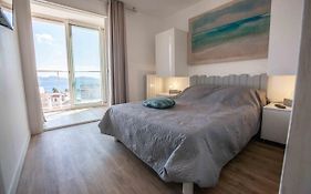 Tres Beau T2 Climatise Refait A Neuf, Vue Mer Panoramique Exceptionnelle A 120M A Pied De La Plage